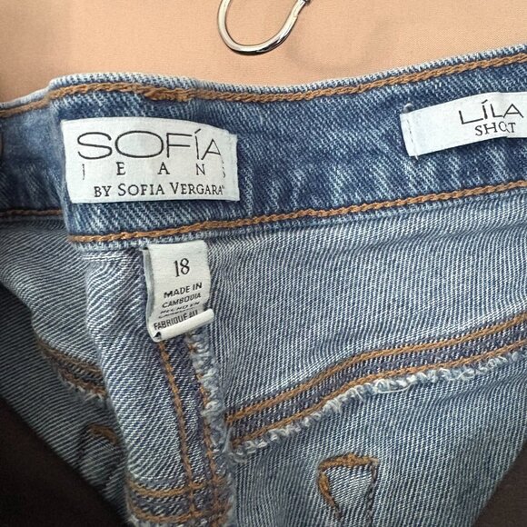 Sofia Jeans Mid Rise Medium Wash Distressed Denium Shorts Women's Size 18 - Picture 7 of 15